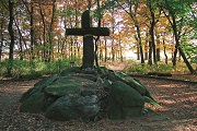 Hromadný hrob s křížem od bitvy u Chlumce.