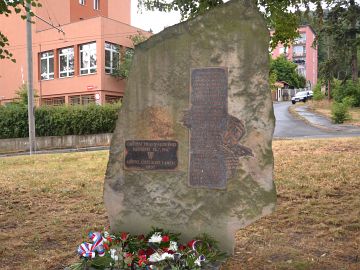 Kytice k pomníku obětí tramvajového neštěstí