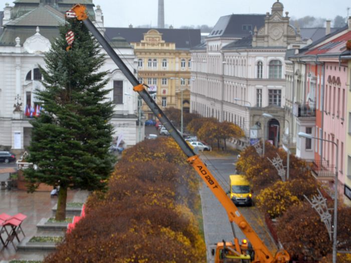Usazení vánoční jedle na Lidickém náměstí v Ústí nad Labem