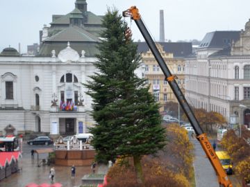 Vánoční strom se vznášel nad náměstím