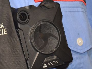 Městští strážníci slouží s mobilními kamerami