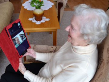Darované SIM karty usnadňují seniorům kontakt s rodinou