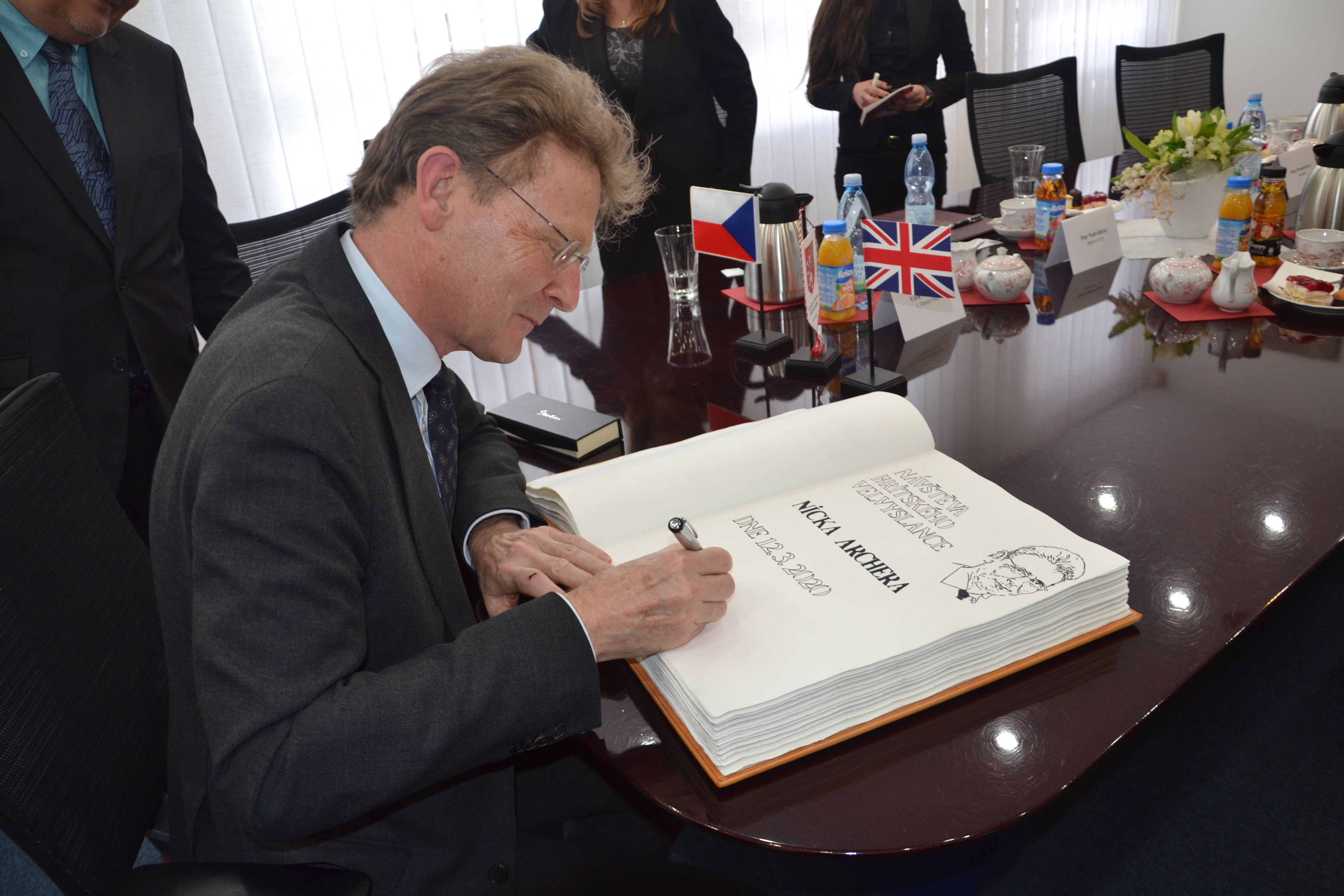 Podpis knihy velvyslancem