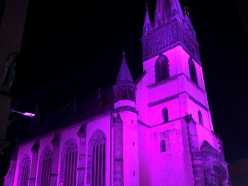 Šikmý kostel se zbarví do růžova