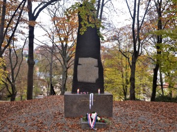 Kytice k pomníku válečných veteránů