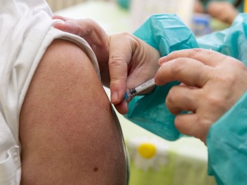 Očkování proti nemoci covid-19 bylo zahájeno v domovech pro seniory