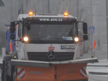 Sněhová nadílka komplikovala ve městě dopravu