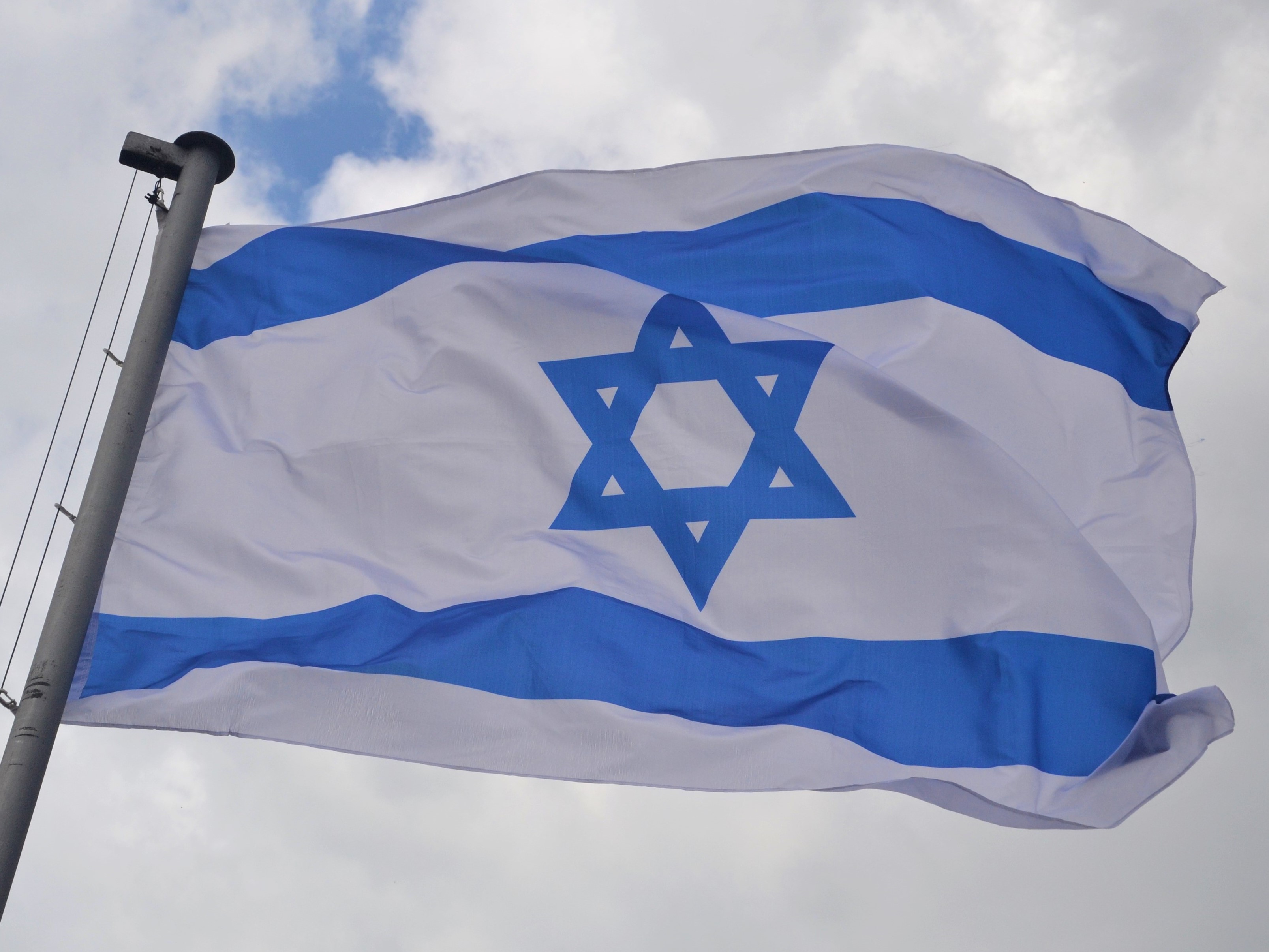 Izraelská vlajka vlaje nad městem