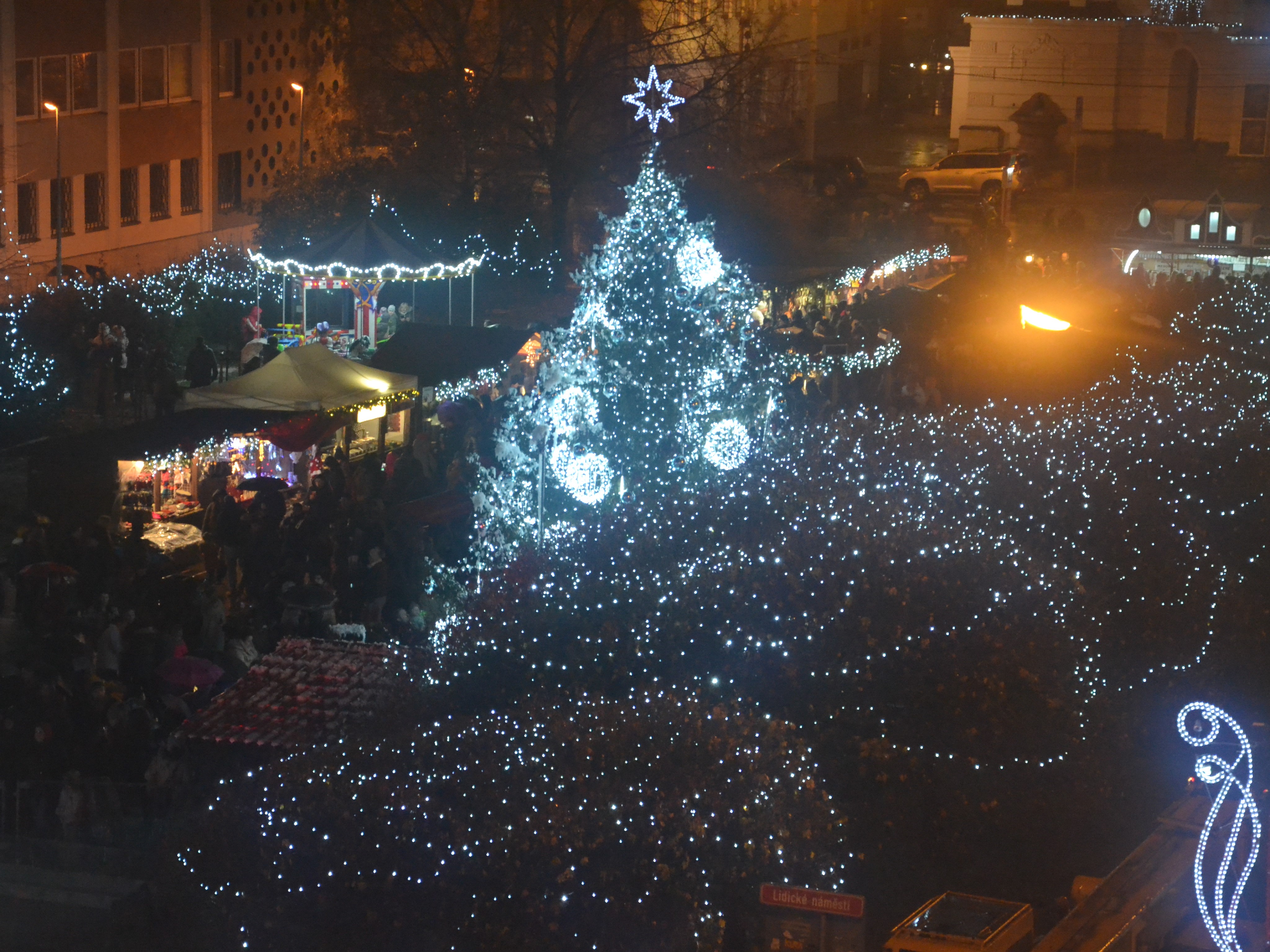 Centrum Ústí ozdobí dva vánoční stromy