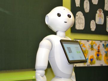 První humanoid pomáhá ve škole v Ústí nad Labem