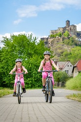 Děti na kole pod hradem Střekov na Labské stezce