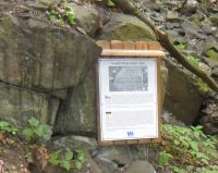 K pamětnímu kameni u Vaňovského vodopádu byla instalována informační cedule