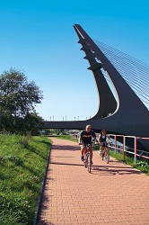 Cyklisté u Mariánského mostu