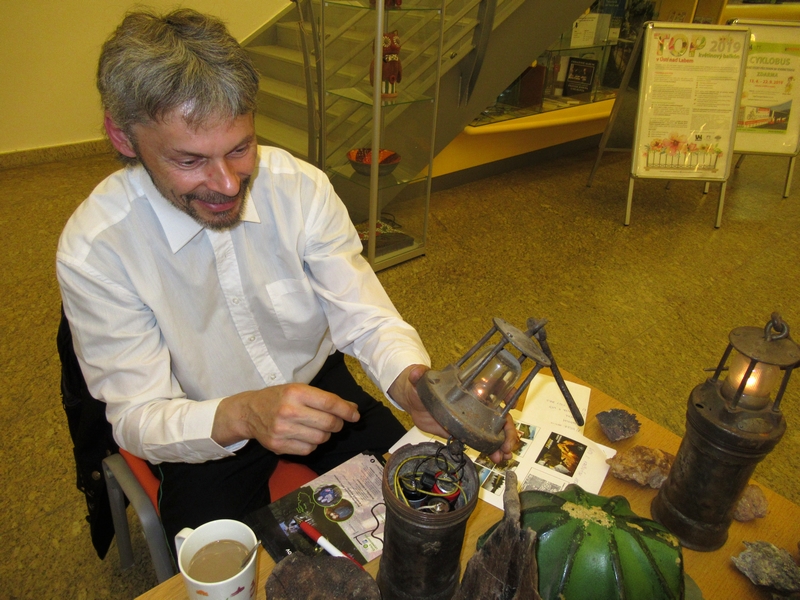 Pavel Chaloupka s ukázkou hornických předmětů