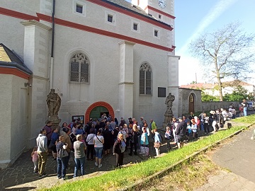 Prohlídka kostela sv. Floriána a zámku Krásné Březno měla hojnou účast