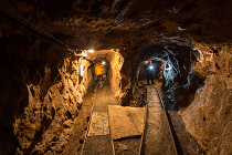Snímek z podzemní chodby s kolejemi pro důlní vozík
