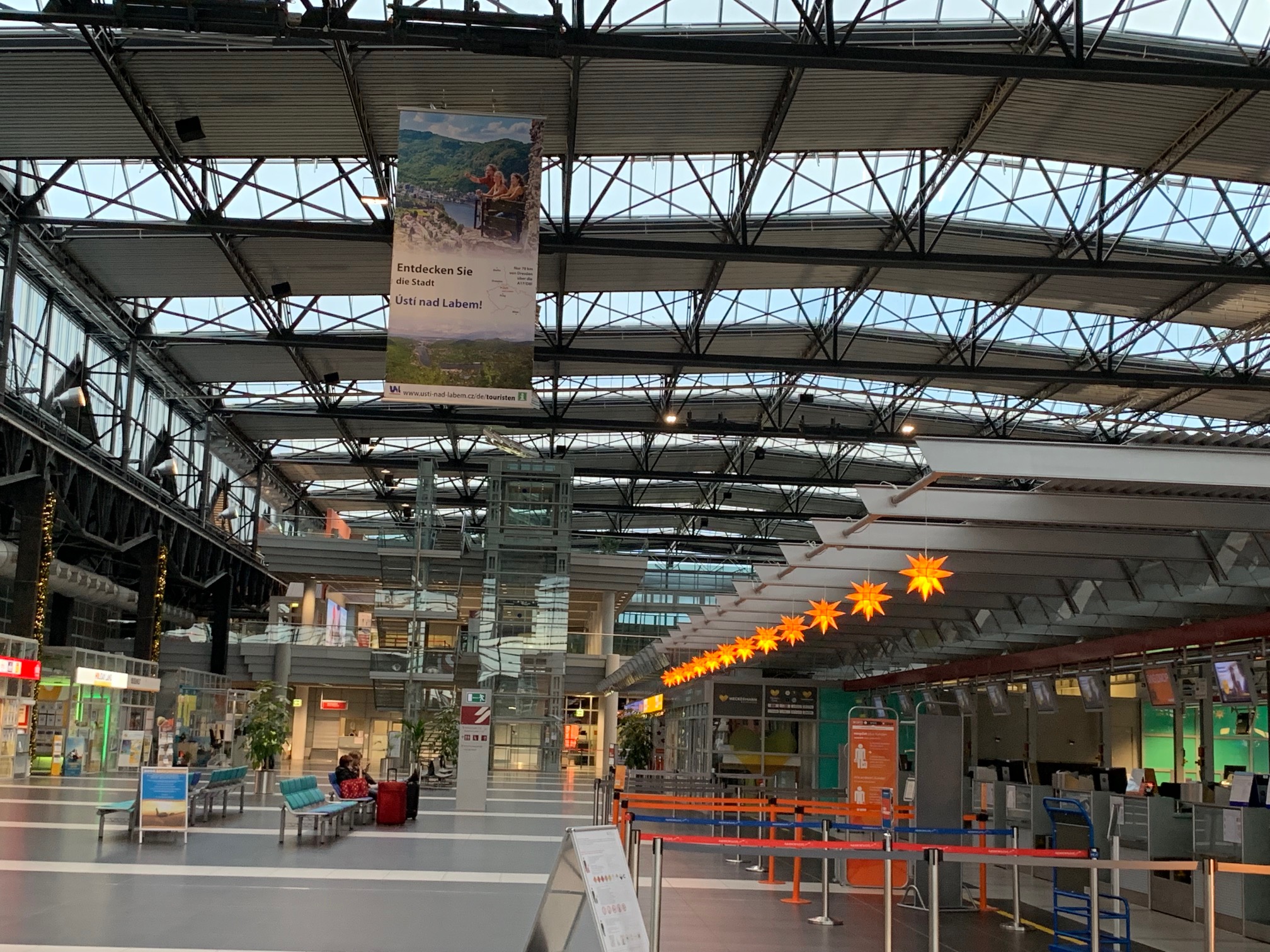 Pozvánka do Ústí nad Labem ve formě závěsného banneru na letišti v Drážďanech