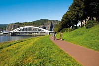 Labská stezka s cyklisty u Mostu Dr. Edvarda Beneše