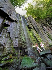 Turisté u Vaňovského vodopádu