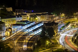 Osvětlené noční hlavní nádraží
