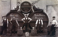 Historická fotografie se zaměstnanci pivovaru Velké Březno.